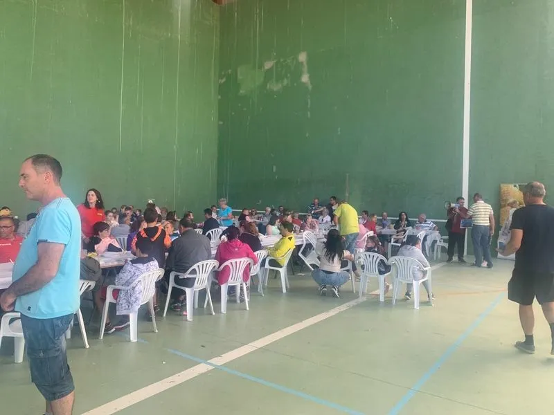 Imágenes de la paella en Peñarandilla en solidaridad con Pyfano
