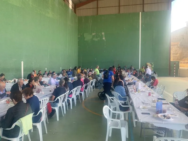 Imágenes de la paella en Peñarandilla en solidaridad con Pyfano