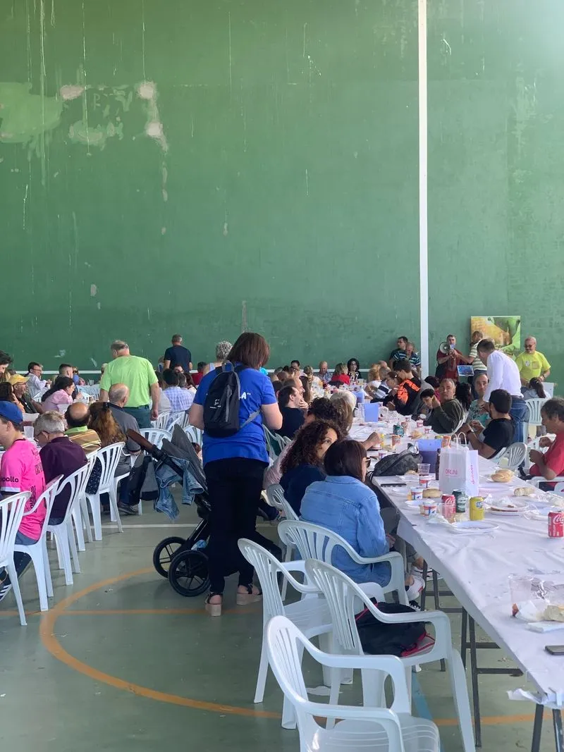 Imágenes de la paella en Peñarandilla en solidaridad con Pyfano