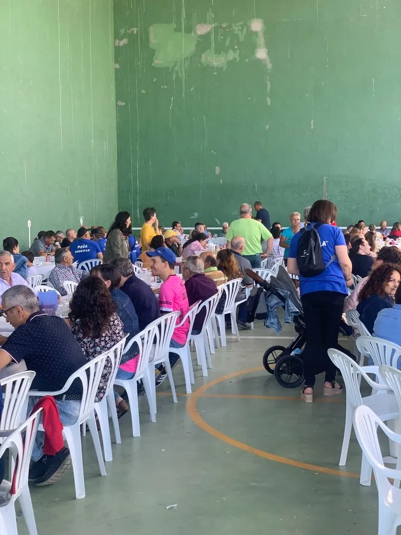 Imágenes de la paella en Peñarandilla en solidaridad con Pyfano