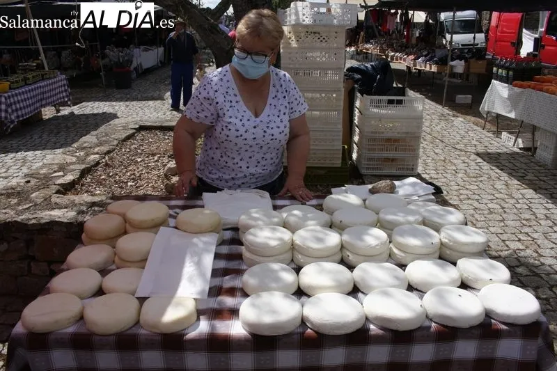 El buen tiempo animaba el mercadillo de Trabanca, que registraba una buena afluencia    