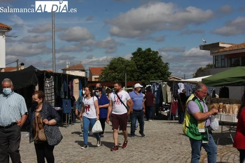 El buen tiempo animaba el mercadillo de Trabanca, que registraba una buena afluencia    