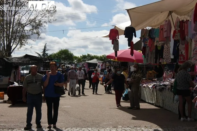 El buen tiempo animaba el mercadillo de Trabanca, que registraba una buena afluencia    