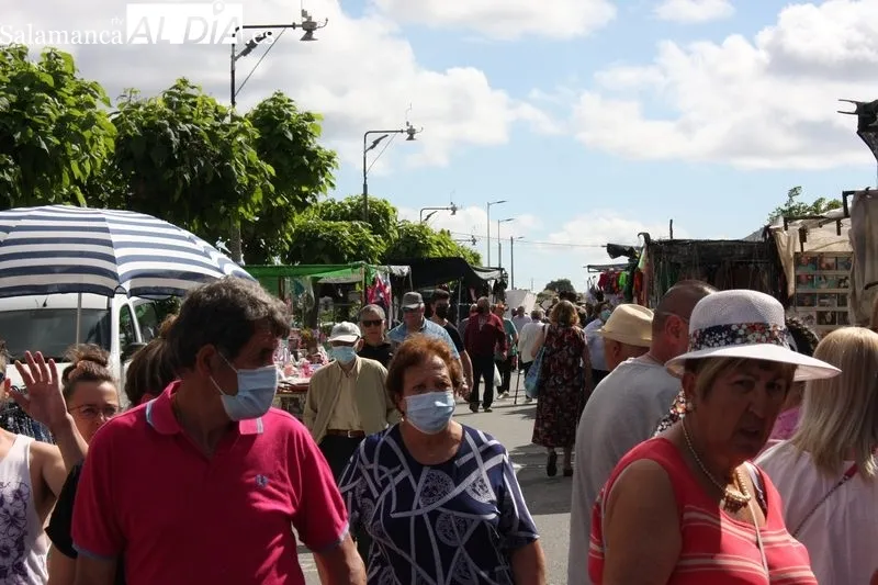 El buen tiempo animaba el mercadillo de Trabanca, que registraba una buena afluencia    