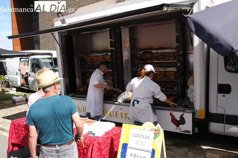 El buen tiempo animaba el mercadillo de Trabanca, que registraba una buena afluencia    
