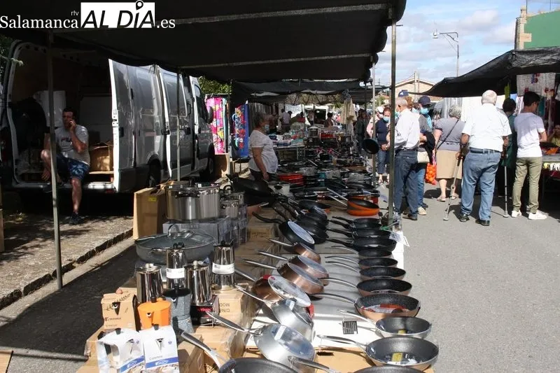 El buen tiempo animaba el mercadillo de Trabanca, que registraba una buena afluencia    