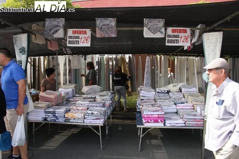 El buen tiempo animaba el mercadillo de Trabanca, que registraba una buena afluencia    