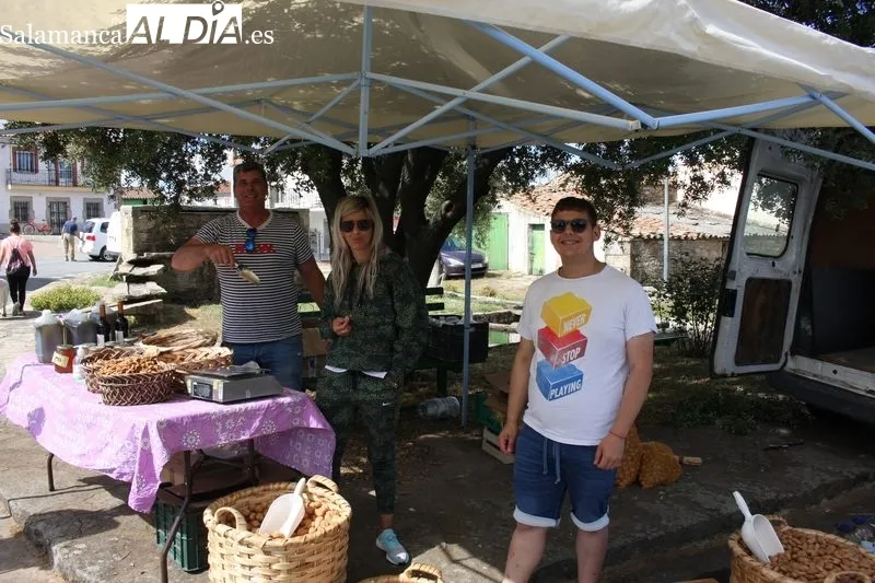El buen tiempo animaba el mercadillo de Trabanca, que registraba una buena afluencia    