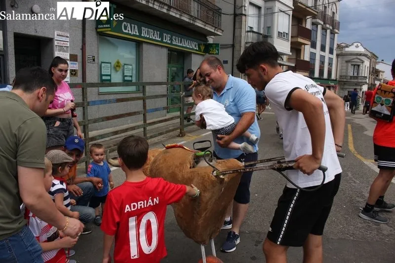 El encierro de carretones llenó de alegría las calles de Vitigudino 