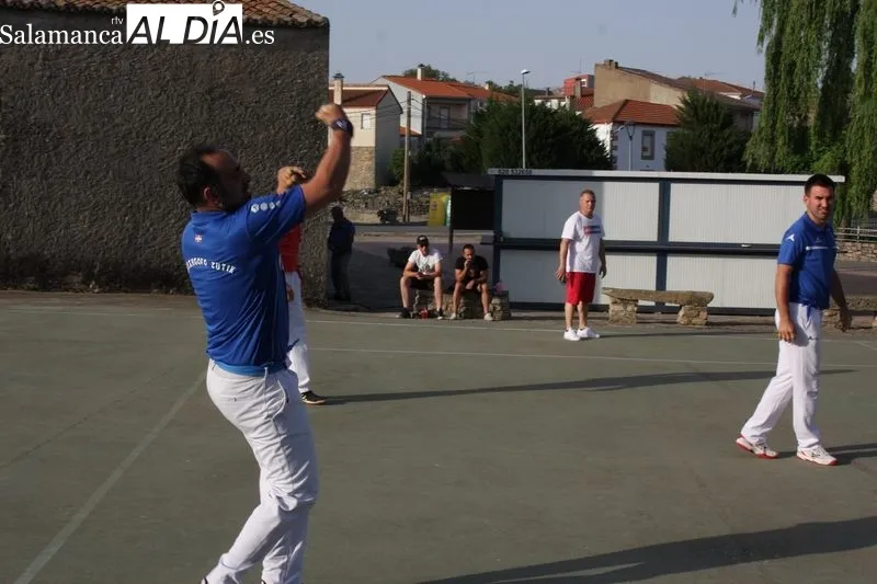 Tarde de pelota a mano en El Milano por las fiestas patronales de San Antonio
