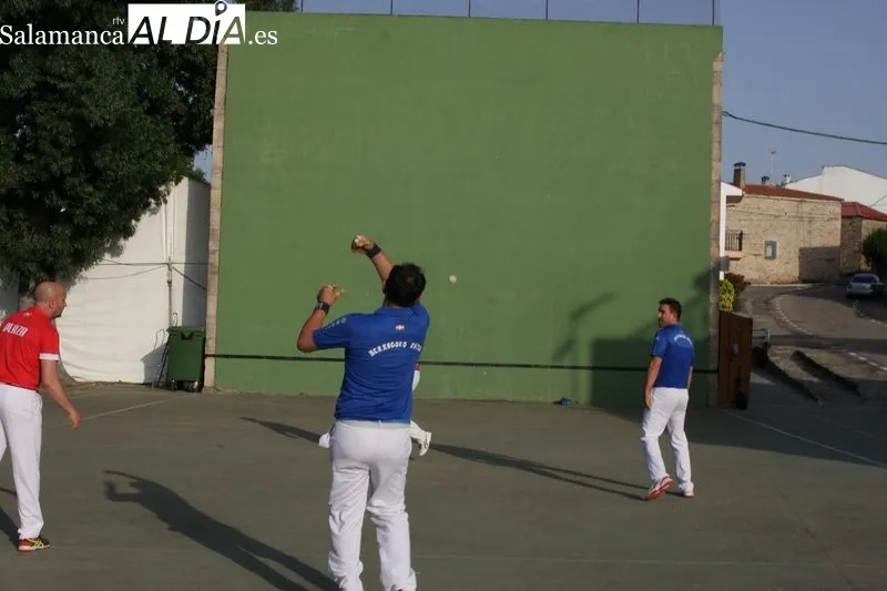 Tarde de pelota a mano en El Milano por las fiestas patronales de San Antonio