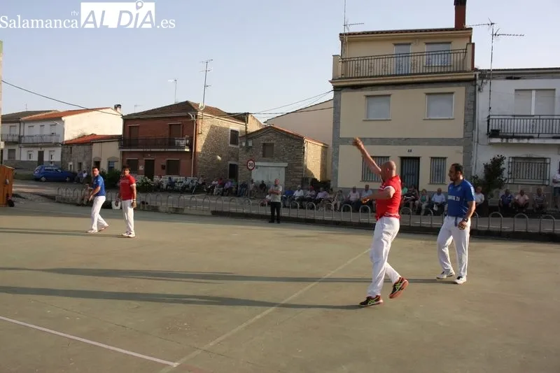 Tarde de pelota a mano en El Milano por las fiestas patronales de San Antonio