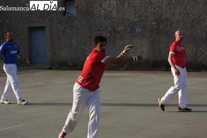 Tarde de pelota a mano en El Milano por las fiestas patronales de San Antonio