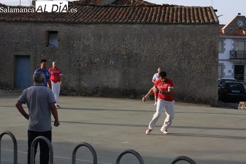 Tarde de pelota a mano en El Milano por las fiestas patronales de San Antonio