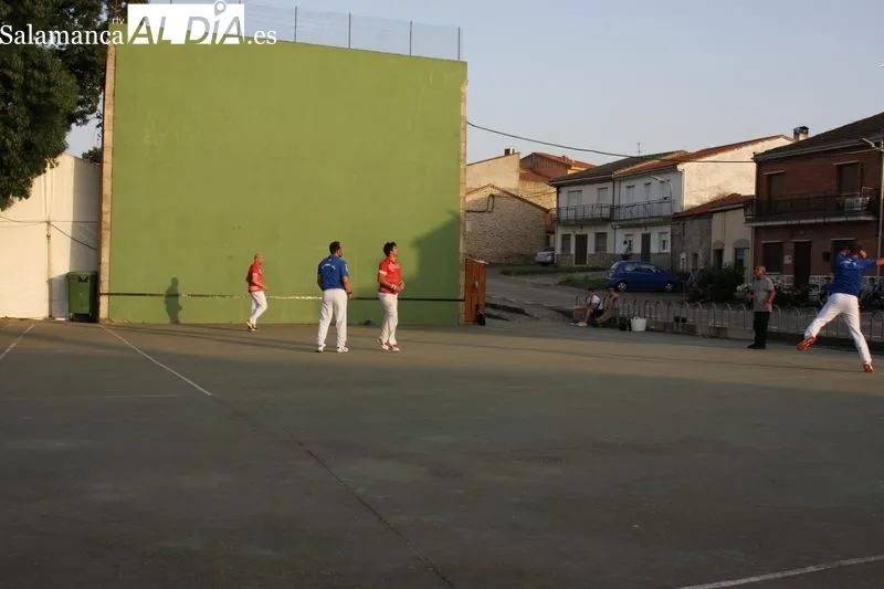 Tarde de pelota a mano en El Milano por las fiestas patronales de San Antonio