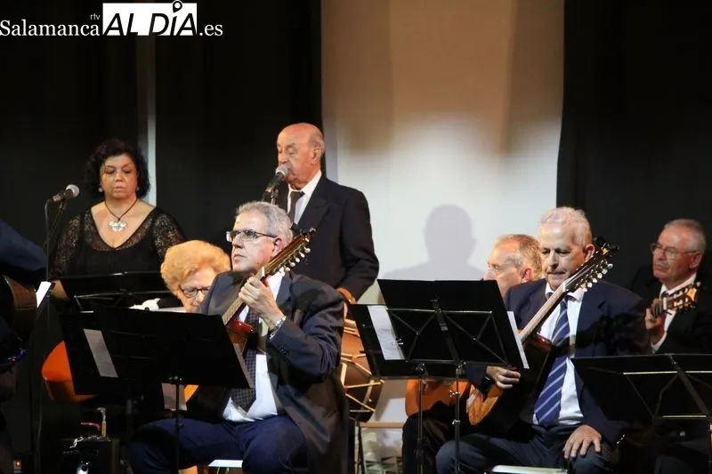 Actuación de la Agrupación Musical Salmantina en Villarino de los Aires