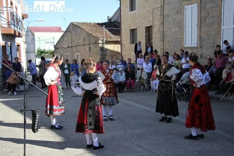 Actuación de las charras y tamborileros de Aldeadávila en Corporario por las fiestas de San Blas / MABEL SÁNCHEZ