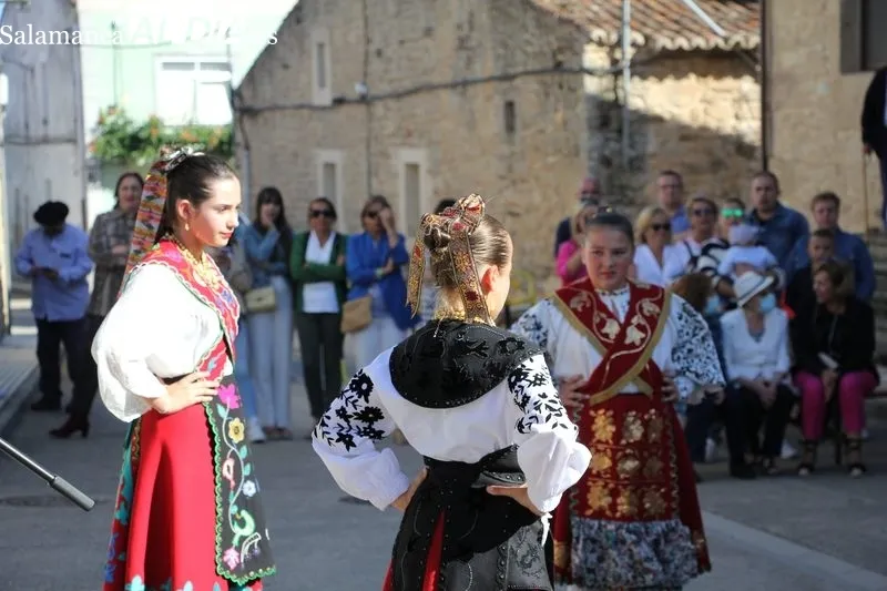 Actuación de las charras y tamborileros de Aldeadávila en Corporario por las fiestas de San Blas / MABEL SÁNCHEZ