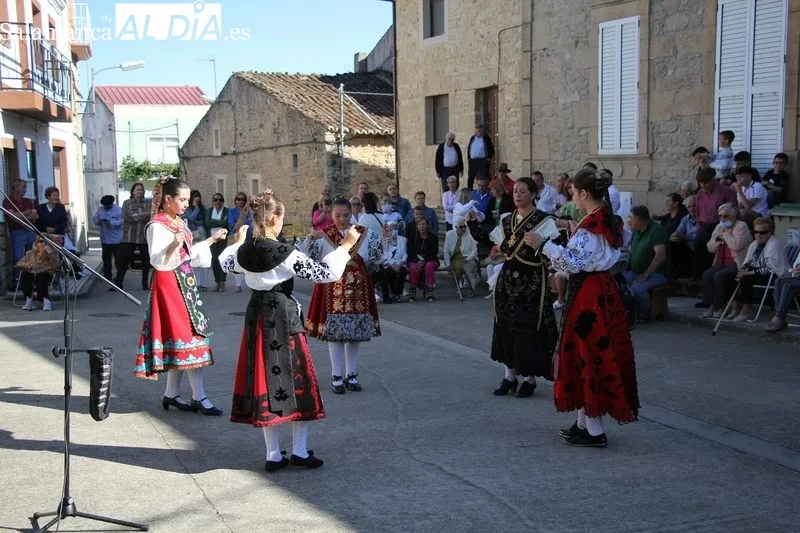 Actuación de las charras y tamborileros de Aldeadávila en Corporario por las fiestas de San Blas / MABEL SÁNCHEZ