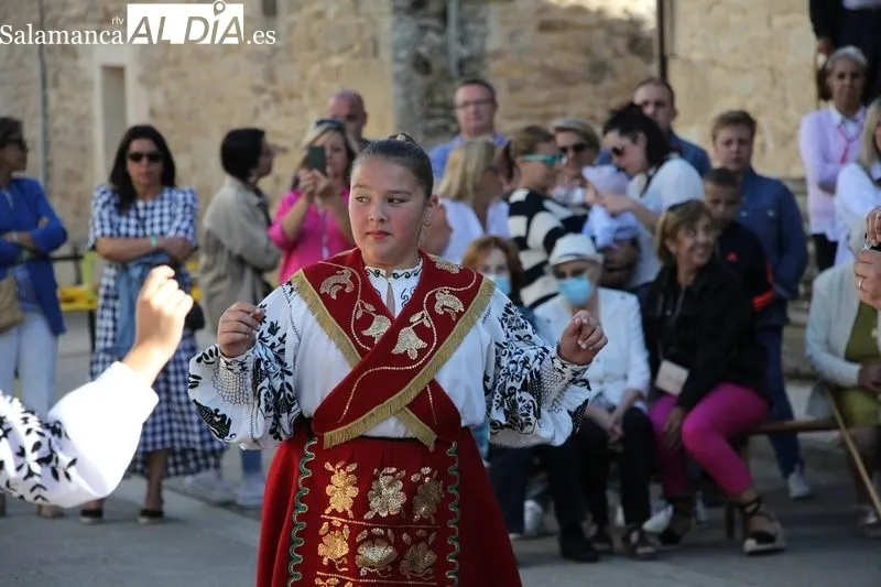 Actuación de las charras y tamborileros de Aldeadávila en Corporario por las fiestas de San Blas / MABEL SÁNCHEZ