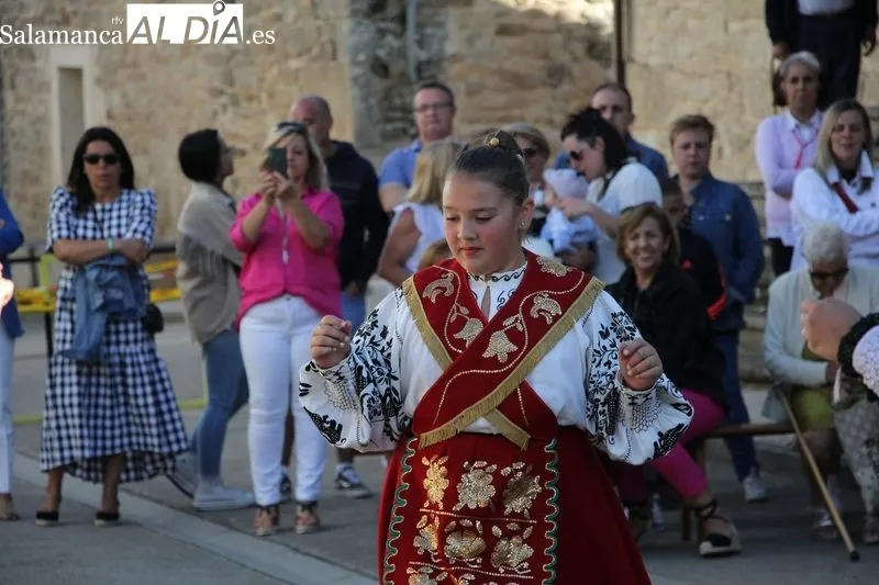 Actuación de las charras y tamborileros de Aldeadávila en Corporario por las fiestas de San Blas / MABEL SÁNCHEZ