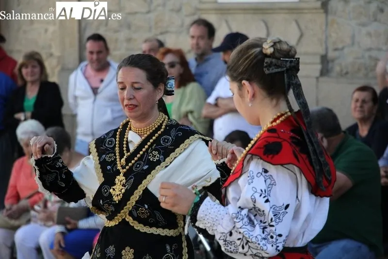 Actuación de las charras y tamborileros de Aldeadávila en Corporario por las fiestas de San Blas / MABEL SÁNCHEZ