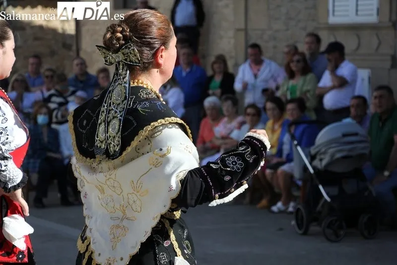 Actuación de las charras y tamborileros de Aldeadávila en Corporario por las fiestas de San Blas / MABEL SÁNCHEZ
