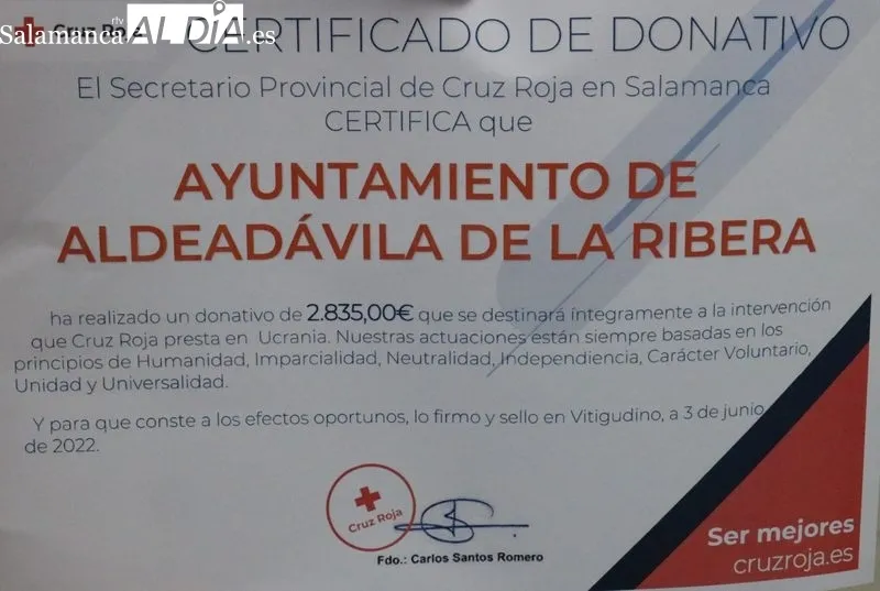 Adela Prieto, presidenta de Cruz Roja Vitigudino, y Santiago Hernández, alcalde de Aldeadávila, en el momento de la entrega del cheque / CORRAL