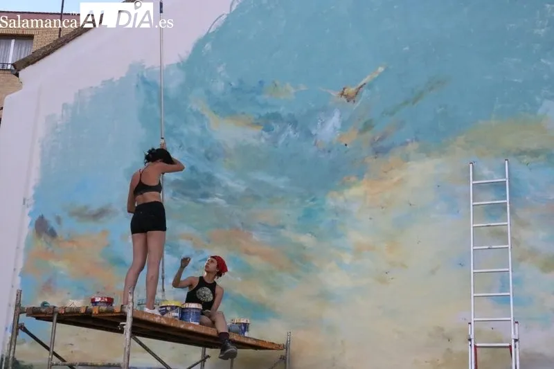 Un gan mural con la imagen de Vitigudino y su cielo embellece el parque biosaludable de San Blas en Vitigudino / CORRAL