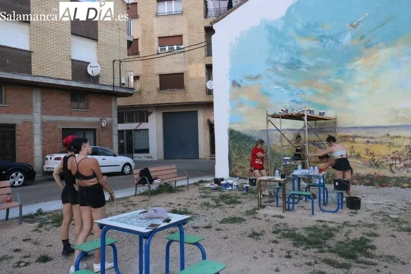 Un gan mural con la imagen de Vitigudino y su cielo embellece el parque biosaludable de San Blas en Vitigudino / CORRAL