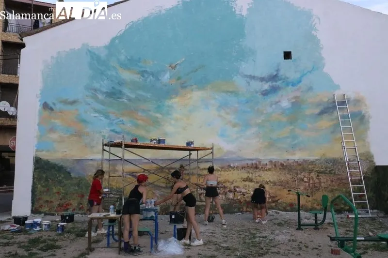 Un gan mural con la imagen de Vitigudino y su cielo embellece el parque biosaludable de San Blas en Vitigudino / CORRAL