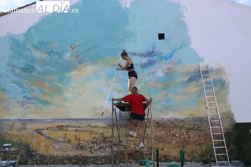 Un gan mural con la imagen de Vitigudino y su cielo embellece el parque biosaludable de San Blas en Vitigudino / CORRAL