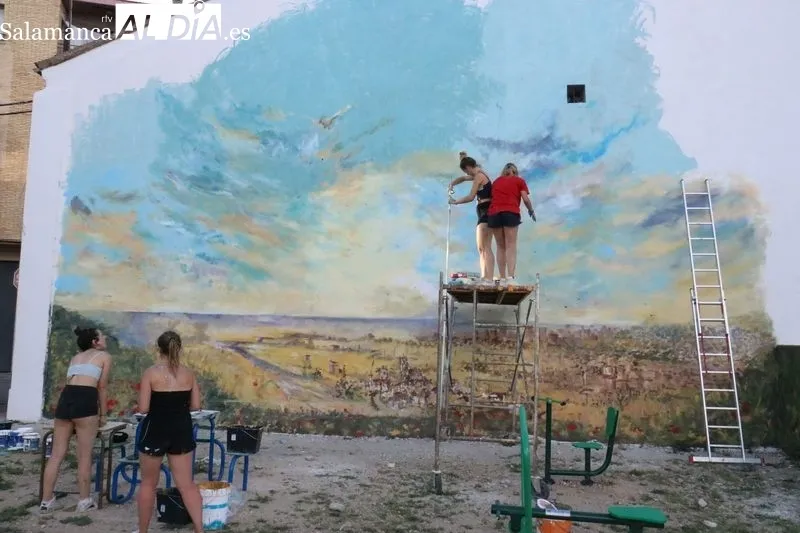 Un gan mural con la imagen de Vitigudino y su cielo embellece el parque biosaludable de San Blas en Vitigudino / CORRAL