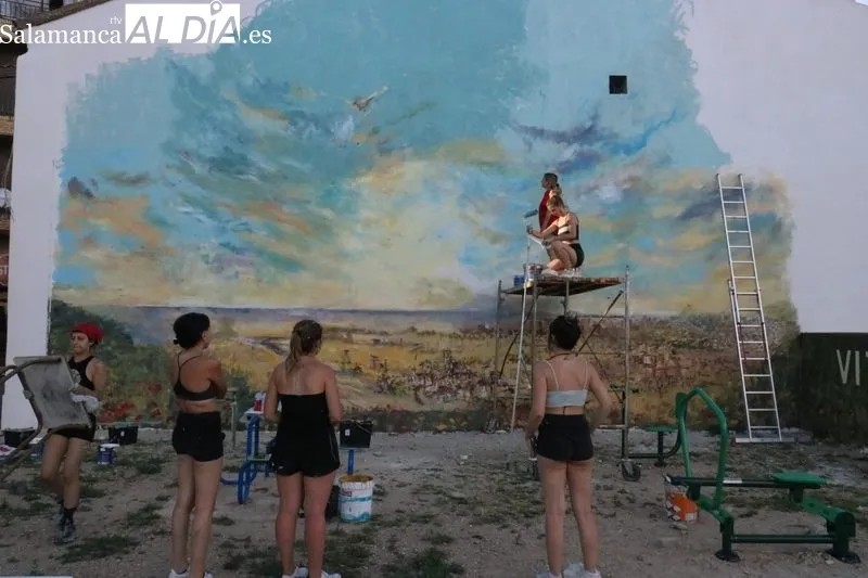 Un gan mural con la imagen de Vitigudino y su cielo embellece el parque biosaludable de San Blas en Vitigudino / CORRAL