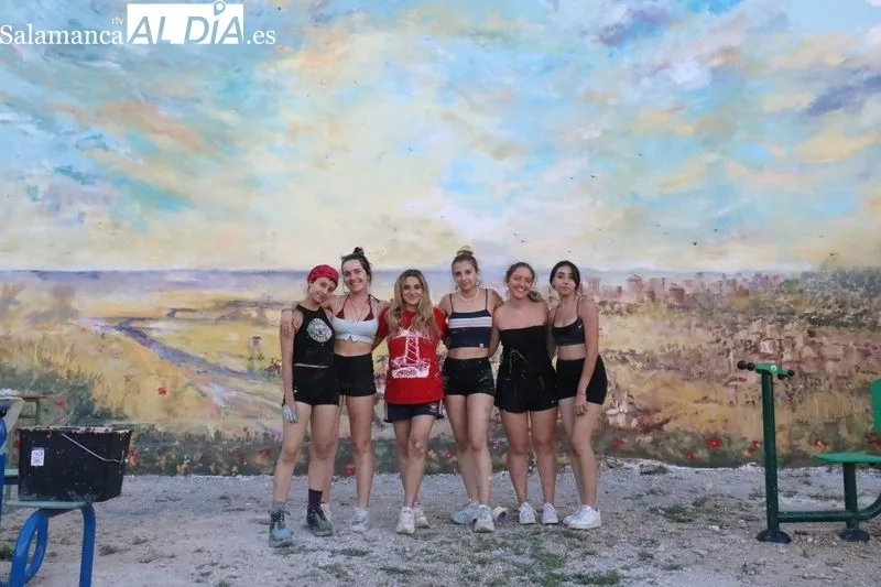 Un gan mural con la imagen de Vitigudino y su cielo embellece el parque biosaludable de San Blas en Vitigudino / CORRAL