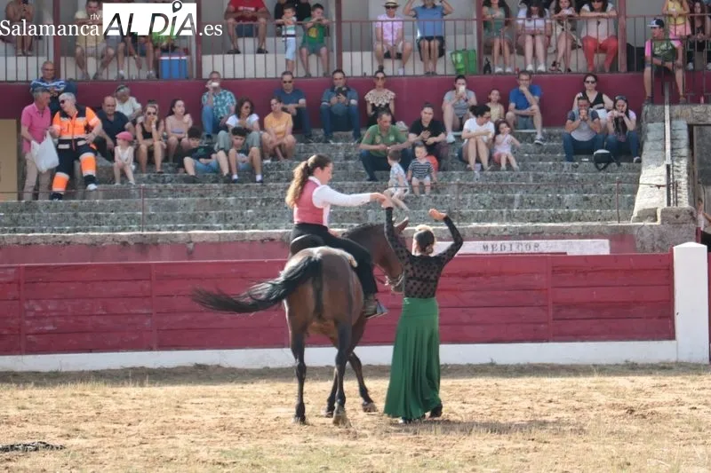 Espectáculo Dueden Ecuestre 'Cómo bailan los caballos españoles' en Vitigudino / CORRAL