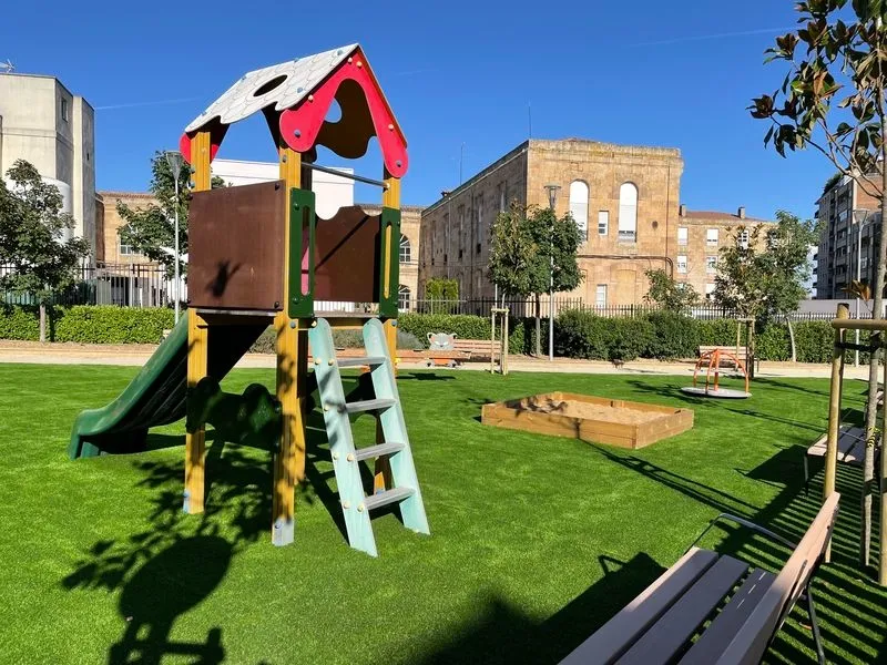 Zona de juegos infantiles de la calle Nueva de San Bernardo