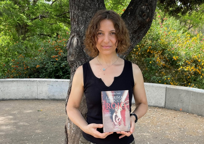 María Suré posa con su última novela: 'Lágrimas de polvo rojo'