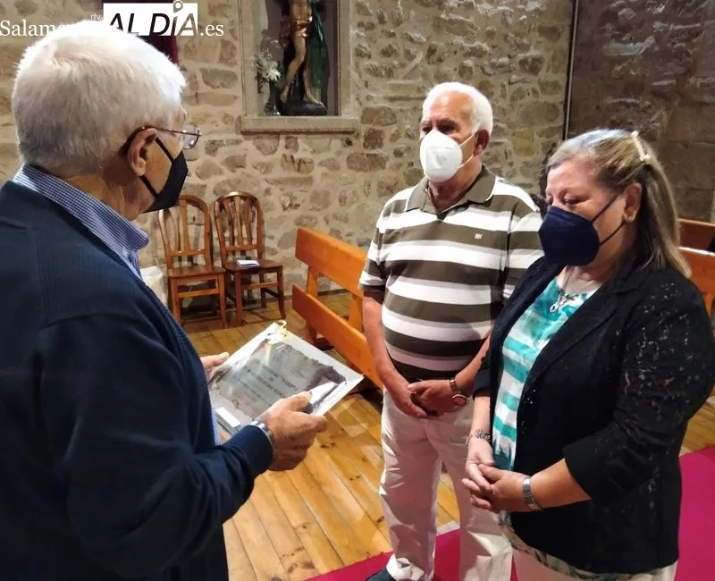 María Dolores y Francisco en le momento de recibir la placa por sus Bodas de Oro / JESÚS CRUZ