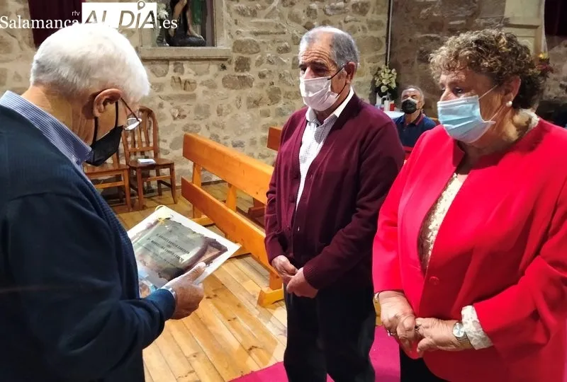 Marcelina y Andrés en el momento de recibir la placa  / JESÚS CRUZ