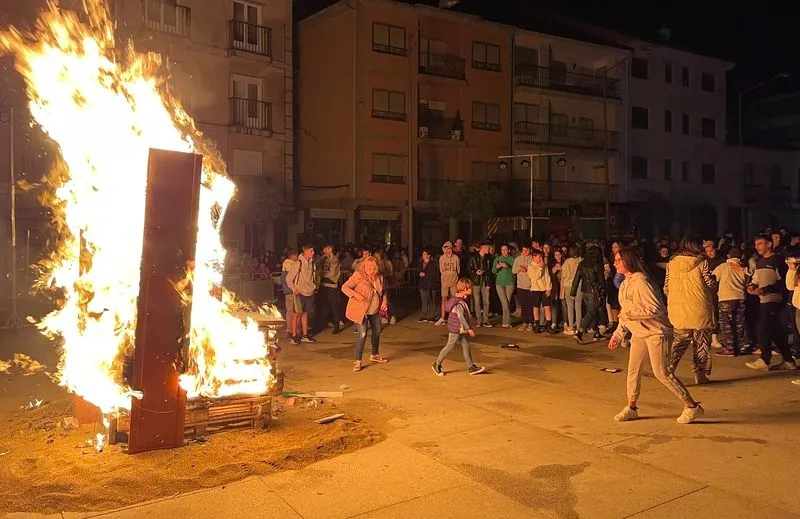 Hoguera, fuego, pirotecnia y circo en la Noche de San Juan de Guijuelo