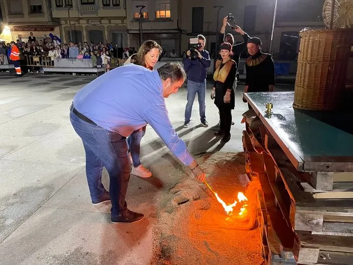 Hoguera, fuego, pirotecnia y circo en la Noche de San Juan de Guijuelo