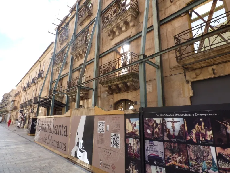 Fachada en ruinas del número 49 de la calle Rúa Mayor.