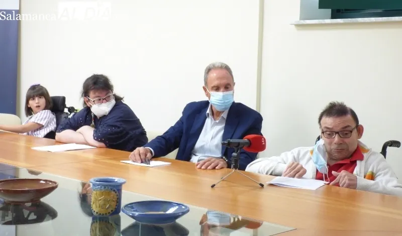 Carlota, Carme María, Moisés y Pedro durante la lectura del manifiesto.