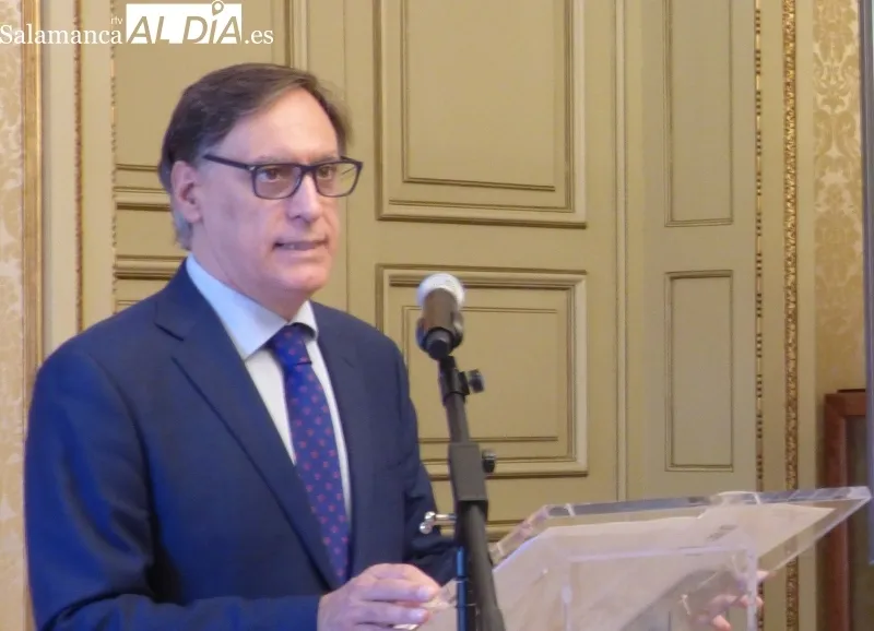 Carlos García Carbayo, alcalde de Salamanca, durante el acto de presentación del Torneo Internacional U17.