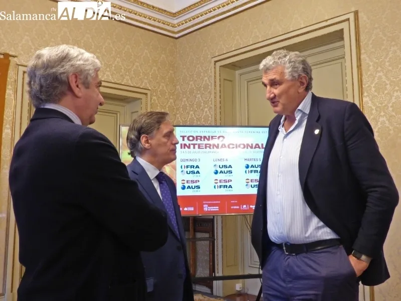 Javier García Rubio, Carlos García Carbayo y Fernando Romay conversan tras el acto.