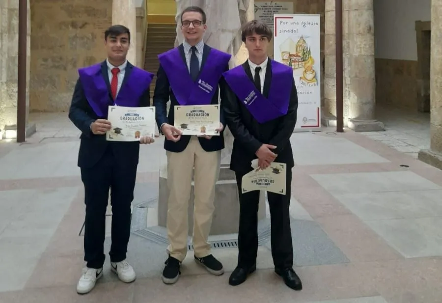 Foto 3 - El Seminario grad&uacute;a a tres de sus alumnos para cerrar el curso