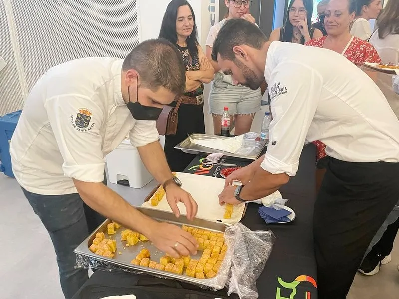 La Escuela Municipal de Hostelería de Santa Marta ofreció un vino en el Centro Comercial El Tormes, donde se sirvieron cuatro tapas elaboradas en el momento
