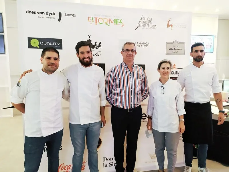 La Escuela Municipal de Hostelería de Santa Marta ofreció un vino en el Centro Comercial El Tormes, donde se sirvieron cuatro tapas elaboradas en el momento