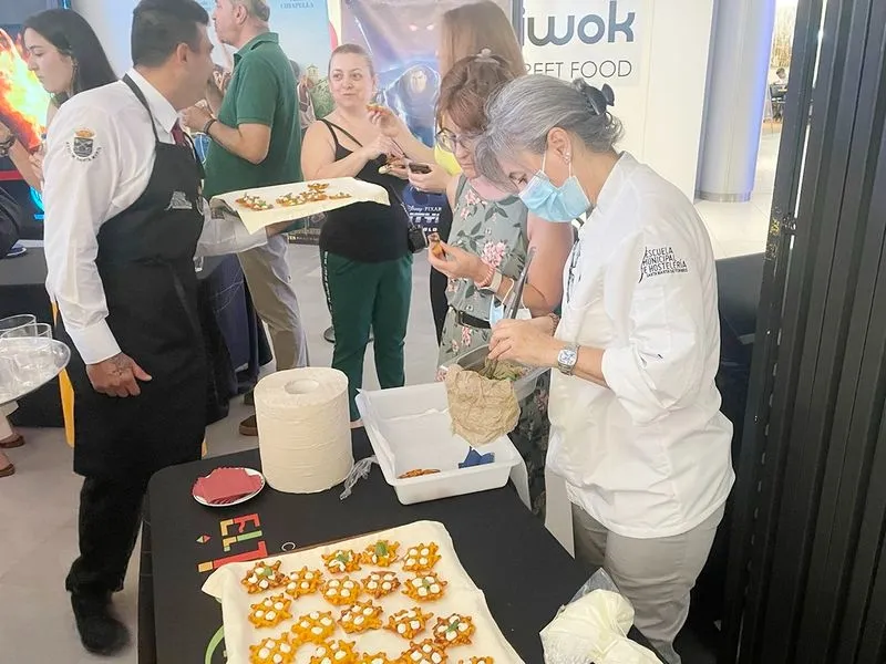 La Escuela Municipal de Hostelería de Santa Marta ofreció un vino en el Centro Comercial El Tormes, donde se sirvieron cuatro tapas elaboradas en el momento